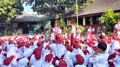 Pupuk Cinta Tanah Air Sejak Dini, Babinsa Serbu Sekolah di Karawang