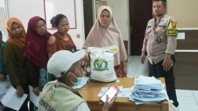922 KPM Kelurahan Tanjungmekar Karawang Terima Bantuan Beras 10 Kg