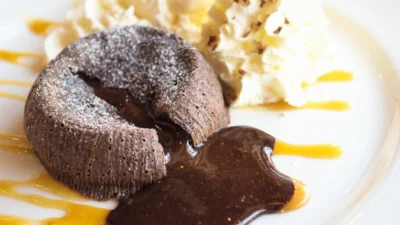 Resep Chocolate Lava Cake, Kreasi Kue dengan Tekstur Lumer di Mulut (image from Freepik jcomp)