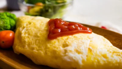 Resep Omurice Korea, Kreasi Nasi Goreng Dibalut Telur Cocok Buat Sarapan (image from screenshot YouTube dapur oishi)