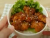 Resep Rice Bowl Dakgangjeong, Kreasi Ayam Bumbu Korea Cocok Buat Ide Jualan (image from screenshot YouTube dapurumi)