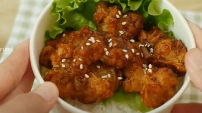 Resep Rice Bowl Dakgangjeong, Kreasi Ayam Bumbu Korea Cocok Buat Ide Jualan (image from screenshot YouTube dapurumi)