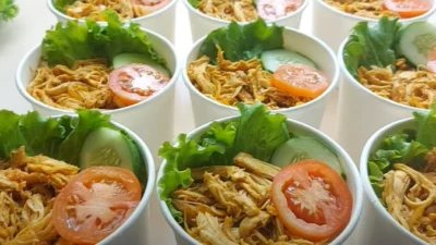 Resep Rice Bowl Ayam Suwir, Kreasi Masakan Simpel Cocok Buat Budget Pas-pasan (image from screenshot YouTube resep abi)