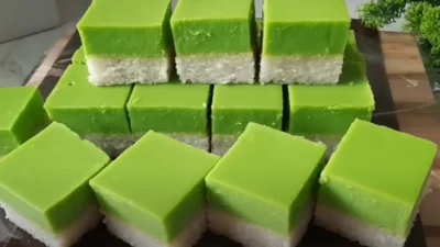 Resep Talam Ketan Srikaya Pandan, Kreasi Jajanan Pasar yang Bikin Ngiler Lihatnya (image from screenshot Youtube atha naufal)