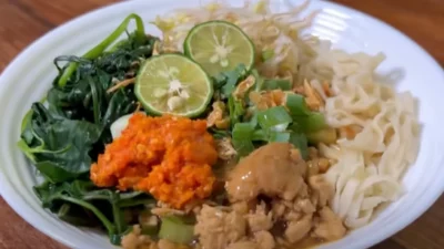 Resep Lomie Kangkung, Kreasi Mie dengan Kuah Kental Citarasa Gurih Bikin Ketagihan (image from screenshot Youtube ceceromed kitchen)