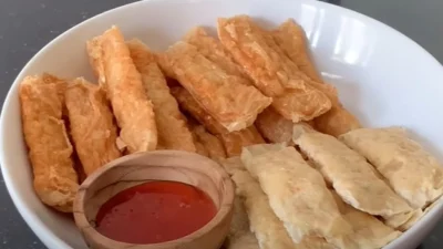 Resep Lumpia Ayam Udang, Cemilan Ringan Cocok Buat Stok Frozen Food di Rumah (image from screenshot Youtube cooking with hel)