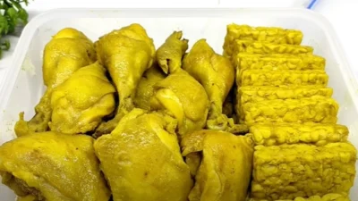 Resep Ayam Ungkep Bumbu Kuning, Cocok Buat Stok Makan di Rumah dengan Praktis (image from screenshot Youtube cr cook)