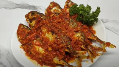 Resep Ikan Kembung Balado Khas Rumah Makan Padang, Dijamin Mirip! (image from screenshot Youtube cr cook)