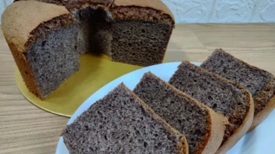 Resep Chiffon Ketan Hitam, Kreasi Bolu Cocok Jadi Hidangan di Acara Keluarga (image from screenshot Youtube dapoer mommy fanda)