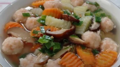 Resep Sup Bakso Udang, Sajian Masakan Berkuah yang Hangat nan Lezat di Lidah (image from screenshot Youtube dapur ellena)