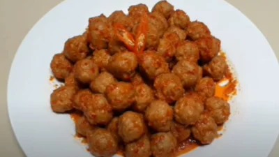 Resep Bola Bola Daging Balado, Kreasi Olahan Daging yang Simpel dengan Rasa Pedas (image from screenshot Youtube dapur riara)