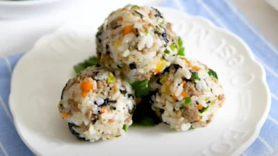 Resep Jumeokbap, Kreasi Nasi Kepal Korea yang Cocok Dibawa Bekal ke Kantor (image from screenshot Youtube heytheresia)