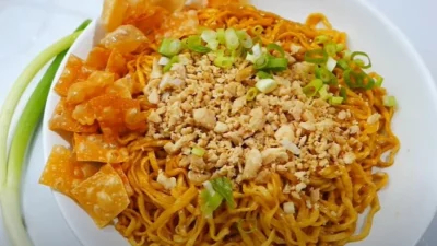 Resep Mie Ayam Yamin Khas Bandung, Sajian Ringan Disukai Semua Orang (image from screenshot Youtube masak ashooy)