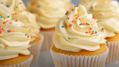 Resep Cupcake Vanila, Kreasi Kue dengan Citarasa Manis Disukai Anak-Anak (image from screenshot Youtube recipeTin eats)