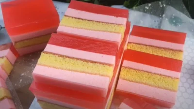 Resep Puding Busa Cake, Perpaduan Bolu dan Agar-Agar yang Unik dan Menarik (image from screenshot Youtube vlia cooking)