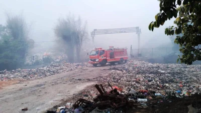 TPAS Jalupang Karawang Terbakar Hebat, Dampak Kepulan Asap Menyebar ke Empat Desa