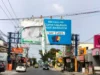 Baliho Rusak di Jalan Otista Subang Belum Dirapihkan