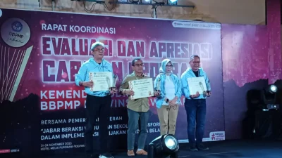 PENGHARGAAN. Kepala Dinas Pendidikan Kabupaten Purwakarta Dr. H. Purwanto, M.Pd., menjadi sosok yang sering tampil di depan untuk mendapatkan penghargaan.. ADAM SUMARTO/PASUNDAN EKSPRES