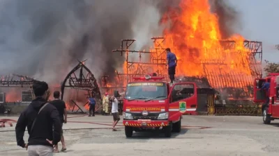 Rumah Makan Saung Kabogoh Labis Dilalap Si Jago Merah