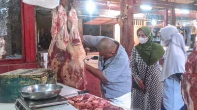 Marak penjualan Daging Online, Omset Pedagang Daging Sapi di Karawang Anjlok