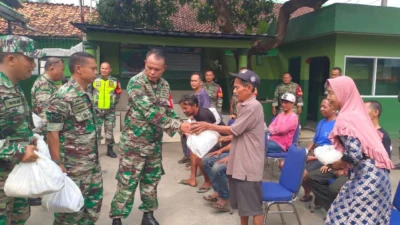 Jumat Berkah, Koramil 0406/Cikampek Bagikan Sembako