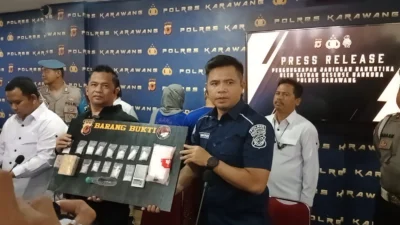 Edarkan 99,82 Gram Narkoba, Polres Karawang Ciduk 2 Orang Pengedar 