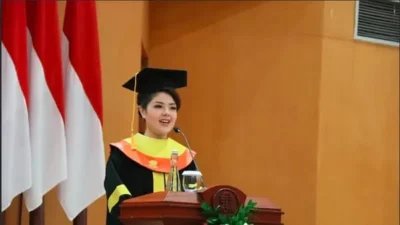 Tina Toon Wisuda di Universitas Terbuka, Kembali Mau Jadi Legislator