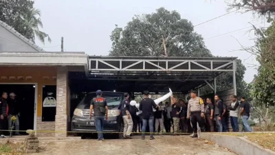 Tersangka Kasus Pembunuhan Ibu dan Anak di Kecamatan Jalancagak Subang Kompak Bawa Korban ke Mobil