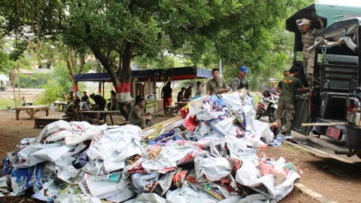 Bawaslu Karawang Tertibkan Alat Peraga Sosialisasi Caleg