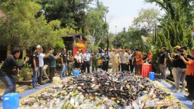 Polres Subang Musnahkan 9.217 Minuman Keras