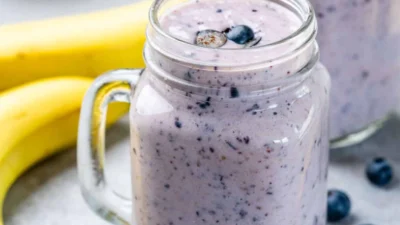 Segarnya Smoothies Blueberry Pisang yang Bikin Kamu Kecanduan, Manis Banget Kaya Kamu (Image From: Healthy Fitness Meals)