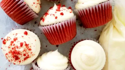 Red Velvet Cupcake, Keindahan Merah dengan Cita Rasa yang Enaknya Parah (Image From: Eats Delightful)