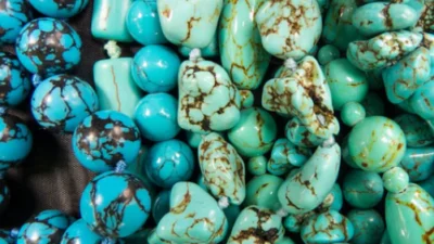 Batu Akik Pirus, Jenis Batu yang Cantik dengan Warna Biru yang Berkilau (Image From: Fierce Lynx Designs)