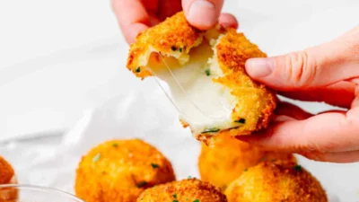 Camilan Cheese Balls Siap Melelehkan Hatimu, Kejunya Bikin Meledak di Mulut (Image From: Posh Journal)