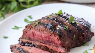 Hidangan Sirloin Steak untuk Mengawali Hari yang Indah, Juicy Banget (Image From: Whitney Bond)