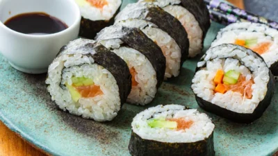 Cara Buat Sushi Rumahan yang Praktis dengan Rasa yang Lezat (Image From: Happy Foods Tube)