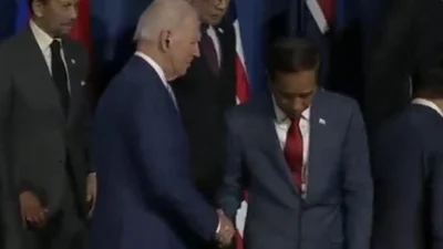 Jabat Tangan Joe Biden Kepada Joko Widodo. (Sumber Foto: Screenshot via akun X @RealPepeEscobar)