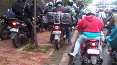 Cara Mengendarai Motor Kopling Saat Tanjakan Macet