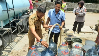 Atasi Kekeringan, Perumda TRS Subang Distribusikan Air Bersih ke Warga Kelurahan Dangdeur