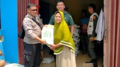 Warga Mekarjati Karawang Terima Bansos Beras 10 Kg