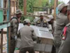 Satpol PP Karawang Tertibkan Bangunan Liar dan PKL di Tanjungpura