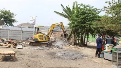 Dijadiken Tempat Prostitusi, PT KAI bersama Pemkab Karawang Bongkar Bangli