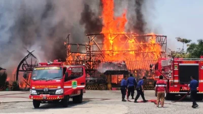 Kebocoran Gas, Saung Kabogoh di Jalan Siliwangi Karawang Barat Dilahap Si Jago Merah