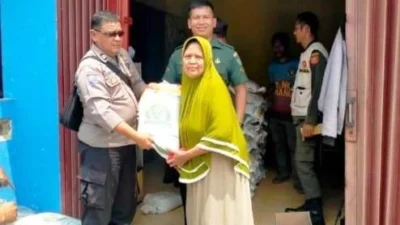 1.331 KPM Warga Kelurahan Mekarjati Kecamatan Karawang Barat Terima Bansos Beras 10 Kg