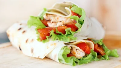 Resep Chicken Tortilla Wrap, Kreasi Makanan Praktis Untuk Sarapan (image from Freepik racool_studio)