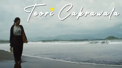 Sinopsis Film Teori Cakrawala (2023): Kisahkan Perjuangan Seorang Guru (image from screenshot Youtube Filosofi Dunia Khayalan)