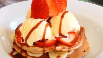 Resep Pancake Ice Cream, Kreasi Dessert Simpel yang Menyegarkan (image from screenshot Youtube chef ricardo)