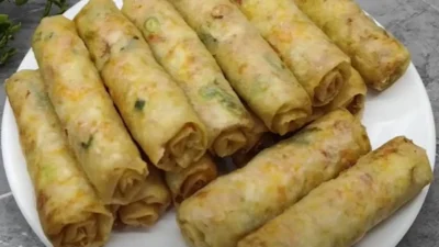 Resep Lumpia Telur Gulung, Kreasi Makanan Simpel Cocok Buat Ide Jualan (image from screenshot Youtube cr cook)