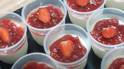 Resep Panna Cotta Strawberry ala Restoran, Dijamin Lembut dan Manisnya Pas (image from screenshot Youtube dapur adis)