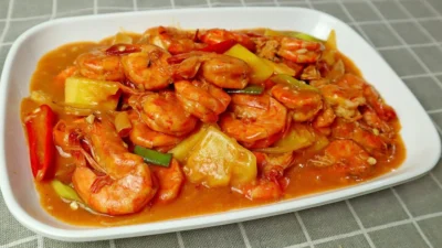 Resep Udang Saus Asam Manis, Kreasi Seafood Disukai Keluarga (image from screenshot Youtube dapoer iin)